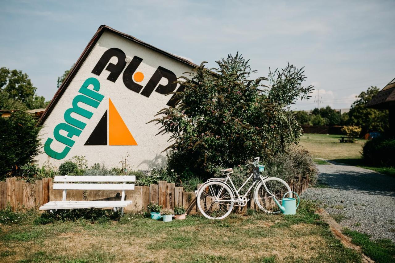 ホテル Camp Alpa オストロヴァチツェ エクステリア 写真
